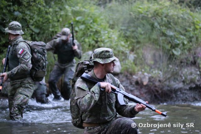 Vojensko-praktické plávanie ako neoddeliteľná súčasť odbornej prípravy 65. prieskumného práporu
