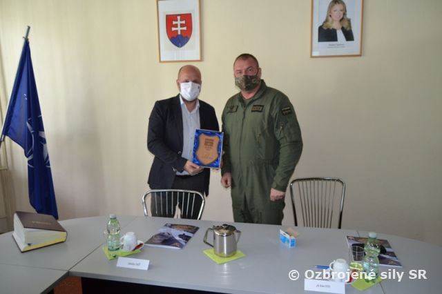 Vrtuľníkové krídlo navštívil minister obrany