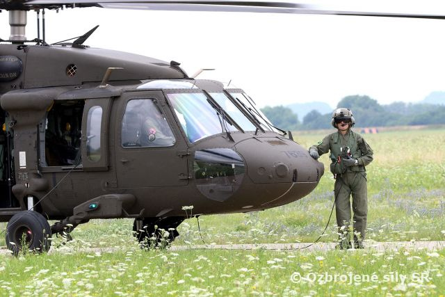 Minister Gajdoš odovzdal vojakom ďalšie dva vrtuľníky Black Hawk, využívať ich budú aj na pomoc v krízových situáciách