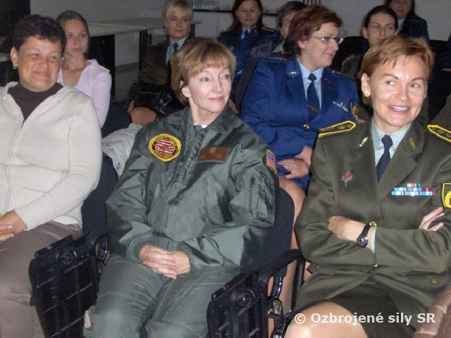 Americká admirálka a kanadská plukovníčka na Leteckej základni Sliač