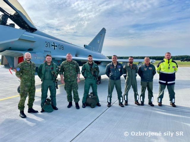 Lietadlá Eurofighter Typhoon na leteckej základni Kuchyňa